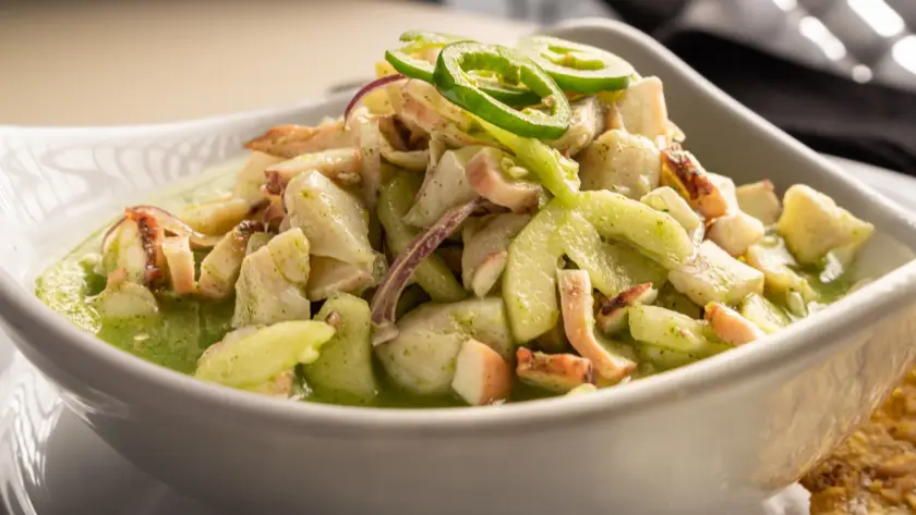 Ceviche de la casa recién preparado con aguacate y cebolla morada en Burpee Zona 14 Guatemala