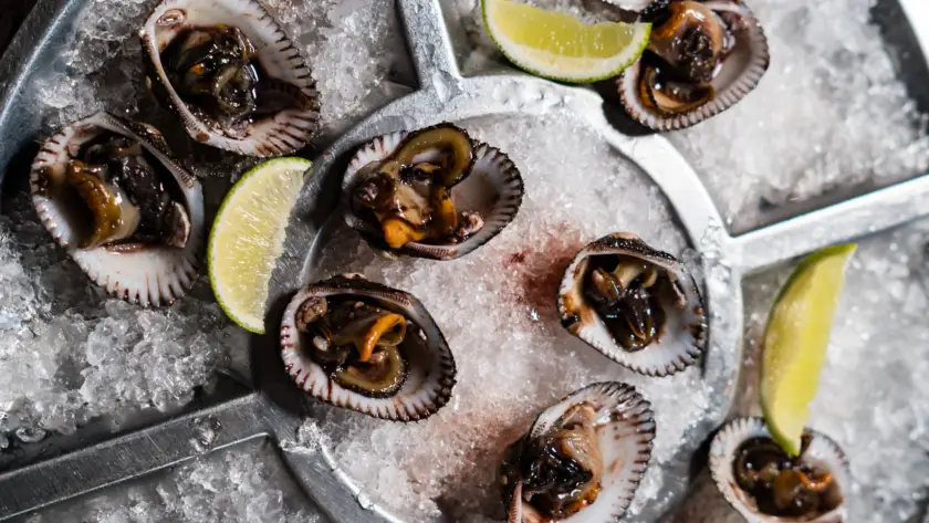 Ostras francesas frescas servidas sobre hielo en Burpee oyster bar Zona 14 Guatemala