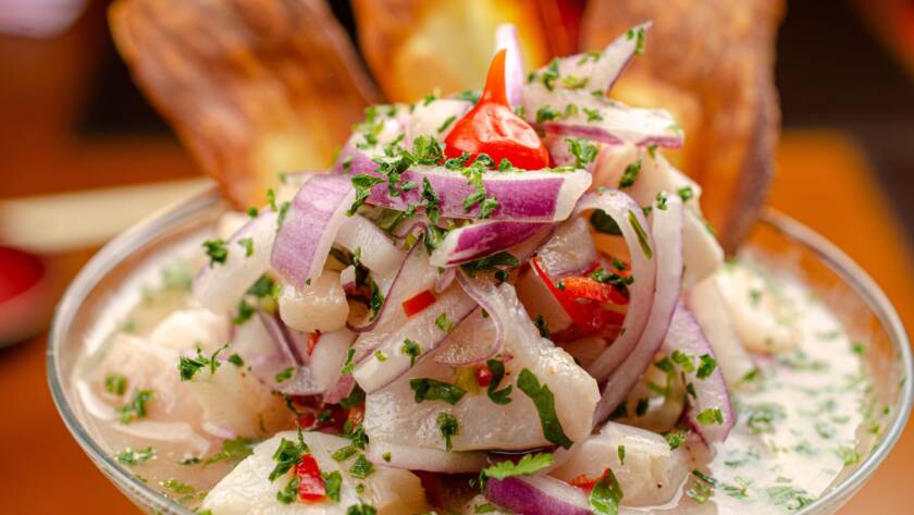 Ceviche peruano y ceviche guatemalteco servidos lado a lado en Burpee Zona 14 Guatemala