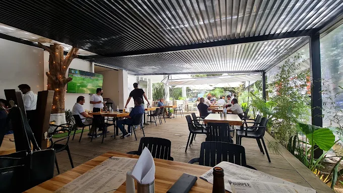 Salón sofisticado de restaurante de mariscos en Zona 14 Ciudad de Guatemala